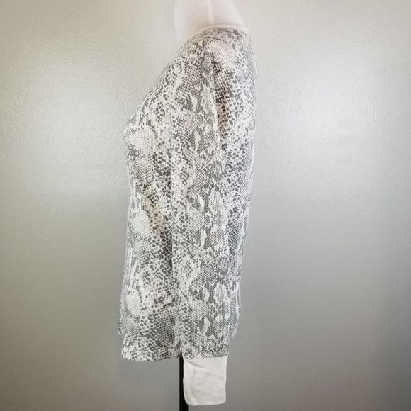 Time & Tru Gray Snakeskin Thermal Tee Size Small - Picture 7 of 9